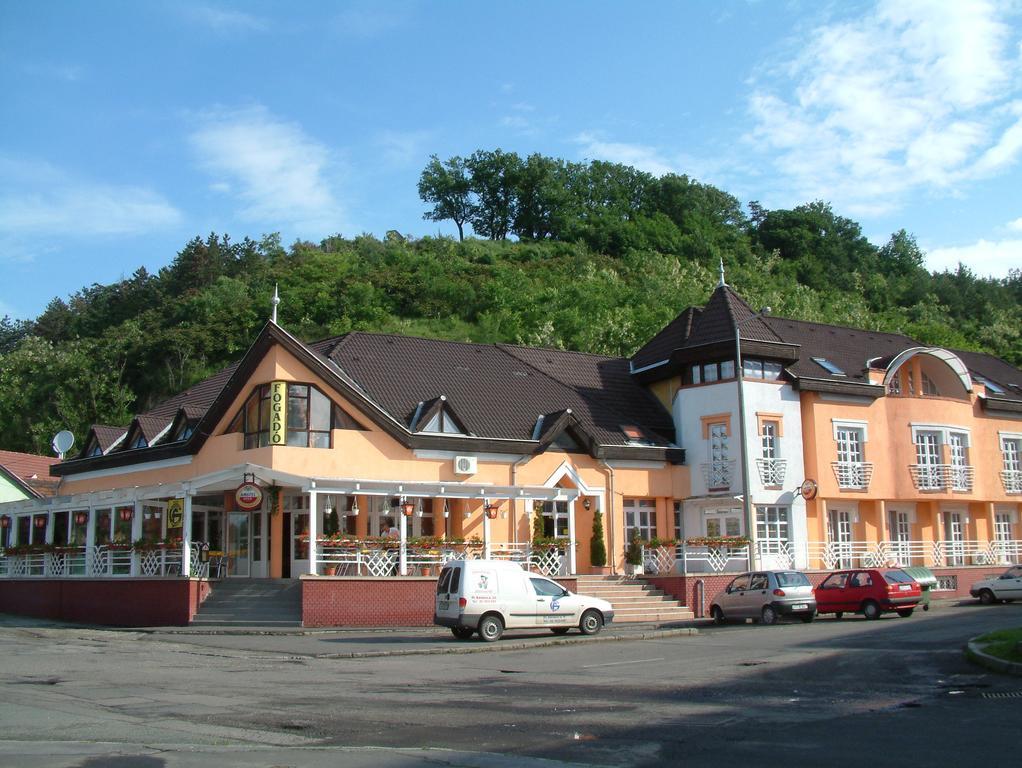 Hotel Galcsik Fogado Salgótarján Exterior foto